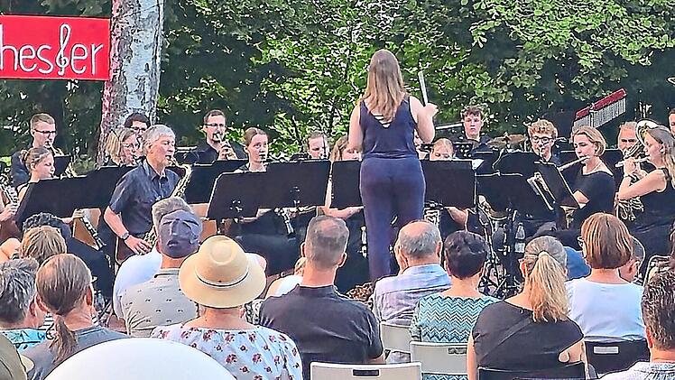 Das Blasorchester Bad Berneck bei der Serenade am Goldbergsee unter Dirigentin Jasmin Panzer und den begeisterten Musikliebhabern. Bruno Prei&szlig;inger