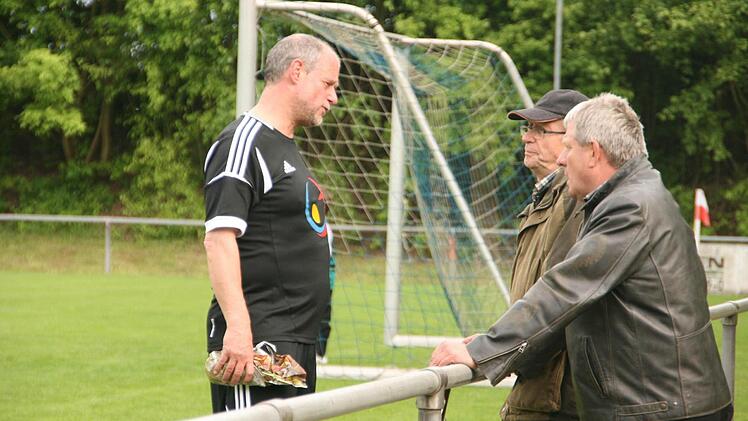 Pater Markus im Gespräch mit Zuschauern nach dem Spiel