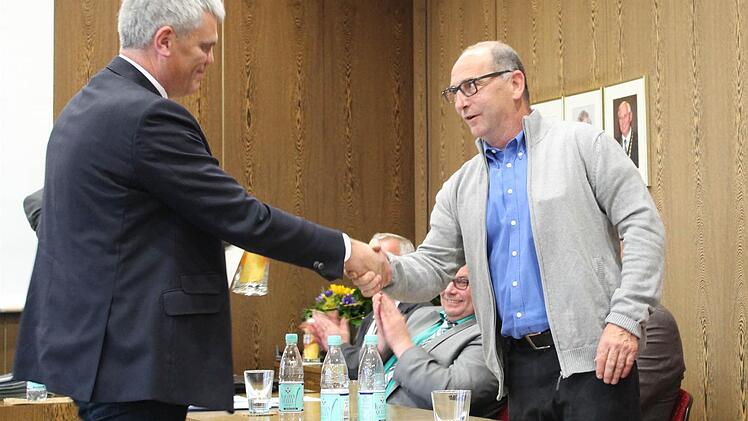 Bürgermeister Bernhard Storath (links) verabschiedet Marktgemeinderat Dietmar Mayer.
