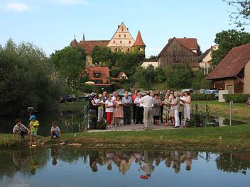 Die Sänger von Cäcilia Wiesenthau in malerischer Kulisse Fotos: Franz Galster