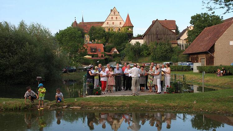 Die Sänger von Cäcilia Wiesenthau in malerischer Kulisse Fotos: Franz Galster