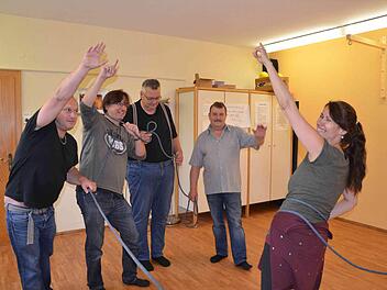 Mit dem Projekt "Kreativer Tanz - Tanzimprovisation mit psychisch kranken Menschen" ging das Tageszentrum der Caritas in Haßfurt neue Wege. Einmal pro Woche arbeitete die Tanz- und Bewegungstherapeutin Claudia Girtgen-Diehl (rechts) sechs Monate lang mit den Klienten des Tageszentrums.  Foto: Sabine Weinbeer