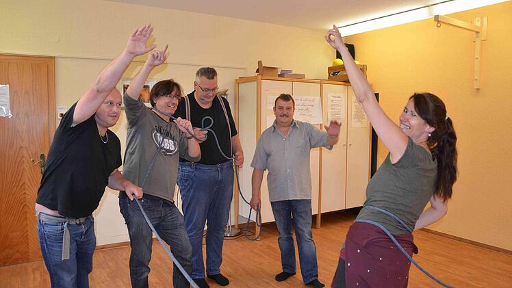 Mit dem Projekt "Kreativer Tanz - Tanzimprovisation mit psychisch kranken Menschen" ging das Tageszentrum der Caritas in Haßfurt neue Wege. Einmal pro Woche arbeitete die Tanz- und Bewegungstherapeutin Claudia Girtgen-Diehl (rechts) sechs Monate lang mit den Klienten des Tageszentrums.  Foto: Sabine Weinbeer