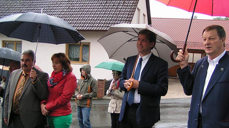 Auch Landrat Hermann Ulm (Mitte) war zur Einweihung gekommen. Foto: Heidi Amon
