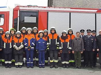 Das Gruppenbild zeigt die zwei Wilhelmsthaler Löschgruppen, sowohl mit Vertretern der Kreisbrandinspektion Kronach als auch Pfarrer Sven Raube (Dritter von rechts), 2. Bürgermeister Gerhard Eidelloth (Siebter von rechts) und weiteren Ehrengästen. Foto: Heike Schülein
