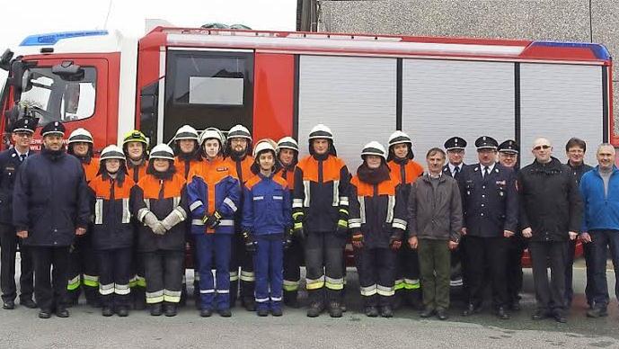 Das Gruppenbild zeigt die zwei Wilhelmsthaler Löschgruppen, sowohl mit Vertretern der Kreisbrandinspektion Kronach als auch Pfarrer Sven Raube (Dritter von rechts), 2. Bürgermeister Gerhard Eidelloth (Siebter von rechts) und weiteren Ehrengästen. Foto: Heike Schülein