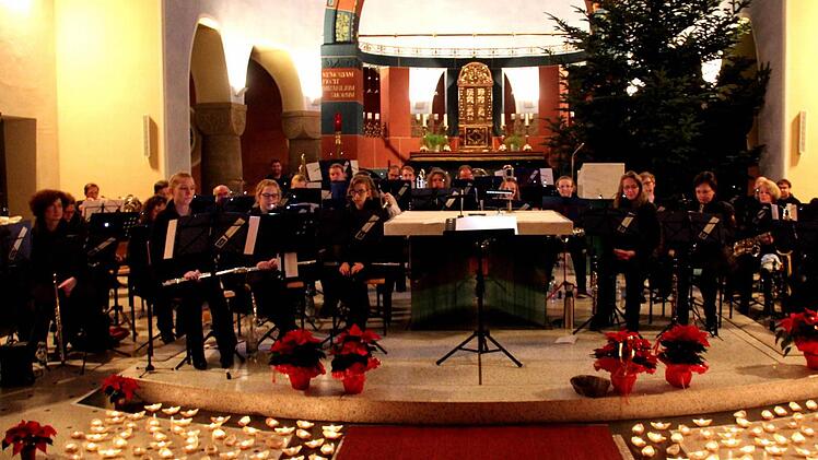 Die Musikanten hinter dem Schiffchen-Lichtermeer