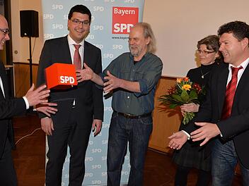 Jonas Merzbacher (2.v.l.) und Carsten Joneitis (r.) nach der Nominierung der SPD-Kreistagskandidaten im Dezember 2013.Foto: Ronald Rinklef