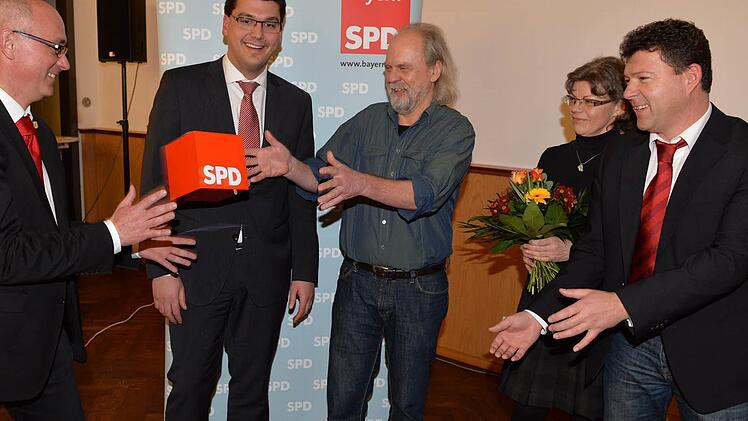 Jonas Merzbacher (2.v.l.) und Carsten Joneitis (r.) nach der Nominierung der SPD-Kreistagskandidaten im Dezember 2013.Foto: Ronald Rinklef