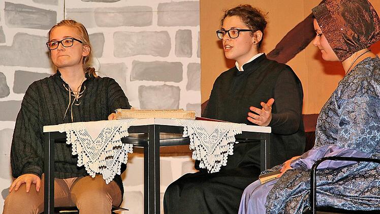 Philipp Melanchthon, Martin Luther und seine Frau Käthe beim Gespräch in Luthers Haus in Wittenberg. Foto: Dieter Britz