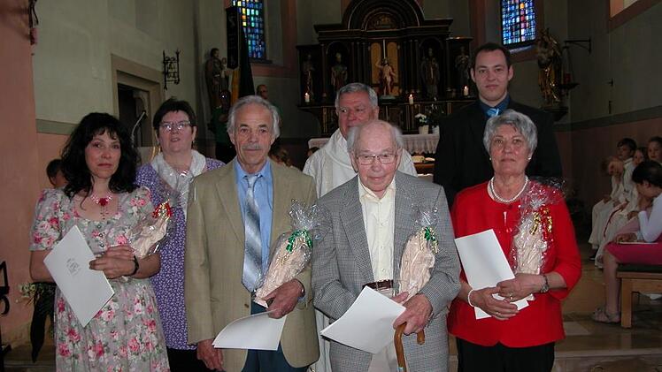 Die Kirchenverwaltungsmitglieder (vorne von links) Elke Fell, Winfried Schneider, Siegfried Röder und Edeltraud Schneider sind verabschiedet worden. Küsterin Gabi Röder (hinten) und Pfarrer Dominik Kesina dankten ihnen. Neuer Kirchenpfleger ist Johannes Fell (rechts hinten). Foto: Ewald Kiesel