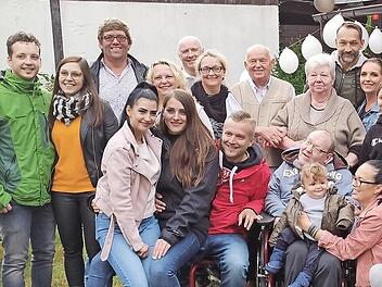 Horst Greiner (Siebter von rechts) mit seiner Familie Foto: Hubert Martin