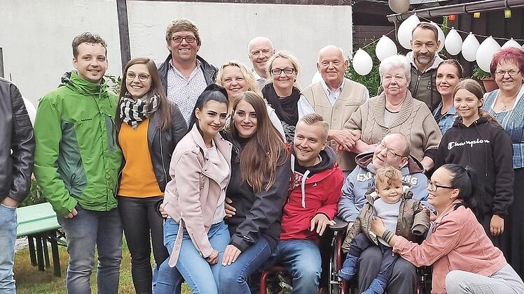 Horst Greiner (Siebter von rechts) mit seiner Familie Foto: Hubert Martin