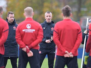 Marek Mintal (Mitte) beobachtet das Training der FCN-Profis. Der 42-jährige Slowake soll den auf Zweitligaplatz elf abgestürzten Fußball-Traditionsclub kurzfristig wieder aufrichten. Heute geht es gegen Arminia Bielefeld. Foto: Timm Schamberger/dpa