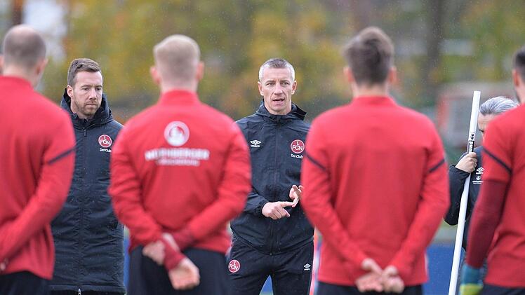 Marek Mintal (Mitte) beobachtet das Training der FCN-Profis. Der 42-jährige Slowake soll den auf Zweitligaplatz elf abgestürzten Fußball-Traditionsclub kurzfristig wieder aufrichten. Heute geht es gegen Arminia Bielefeld. Foto: Timm Schamberger/dpa
