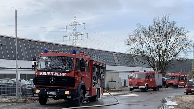Feuerwehreinsatz bei Firma in Schwabach: Eine Maschine fing am Freitagmorgen Feuer. Foto: NEWS5 / Friedrich