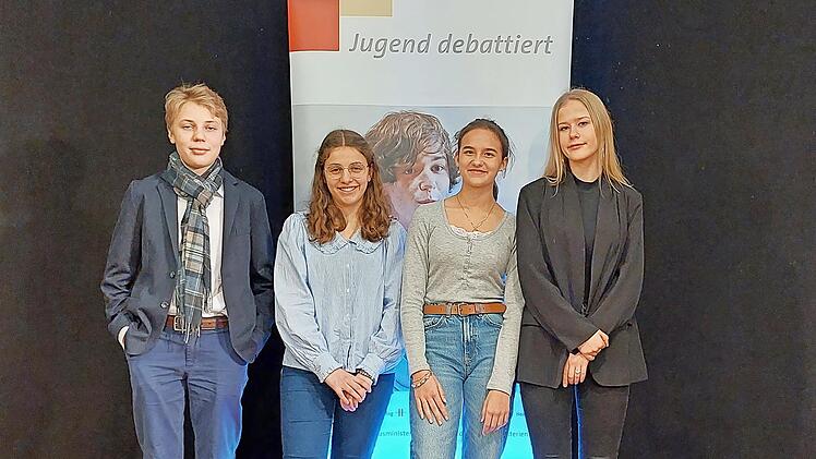 Im Regionalfinale des bundesweiten Wettbewerbs „Jugend debattiert“ in der Sekundarstufe I hat die Forchheimer Schülerin Elena Schlosser (r.) den ersten Platz erreicht und vertritt somit die Region beim Finale am 15. April in München.