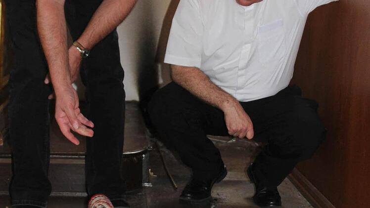 Auch der Teppich wurde in Mitleidenschaft gezogen.