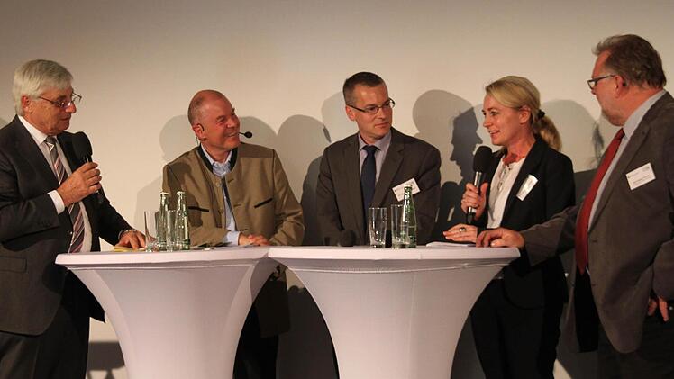 Lebensmittelverschwendung - ein Thema für den Mittelstand? Darüber diskutierten (von rechts) der Kulmbacher Diakonie-Geschäftsführer Karl-Heinz Kuch, Brit Schulz-Lahmann von der Dussmann-Gruppe, Mathias Warwel von der Kulmbacher Firma Ireks, Professor Franz-Theo Gottwald von der Schweisfurt-Stiftung und Moderator Werner Prill. Foto: Stephan Tiroch