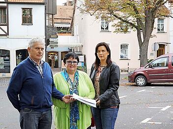 Hermann Köhler, Katja Baumann, Susanne Steinmetz-Schulz und andere Anlieger und Geschäftsleute haben einen ganzen Packen an Unterschriften gesammelt. Foto: Arkadius Guzy