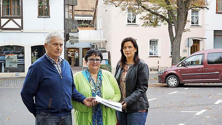 Hermann Köhler, Katja Baumann, Susanne Steinmetz-Schulz und andere Anlieger und Geschäftsleute haben einen ganzen Packen an Unterschriften gesammelt. Foto: Arkadius Guzy