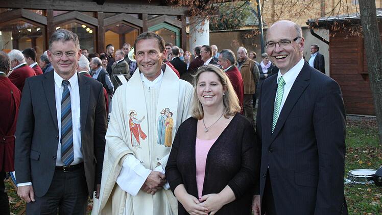Von links: B&uuml;rgermeister Wolfgang M&ouml;hrlein, Pfarrer Marianus Schramm, Pfarrgemeinderatsvors. Tina Stahler, Kirchenpfleger Raimund K&ouml;hler