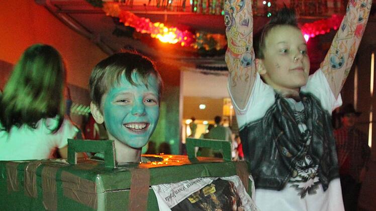Jonah Albert war als grüne Tonne verkleidet, Mitschüler Moritz Hetzel als Punk. Foto: Miriam Hegner