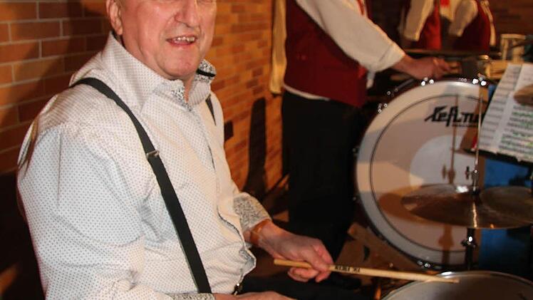 Erich Sandler setzte sich an seinem 80. Geburtstag ans Schlagzeug und spielte den "Fliegermarsch" mit Bravour.