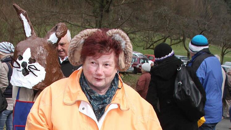 Begleitet von Mini-Osterhase Mia sammelt Rita Reuschlein Spenden, denn die Ostergeschenke für die Kinder werden kostenlos verteilt