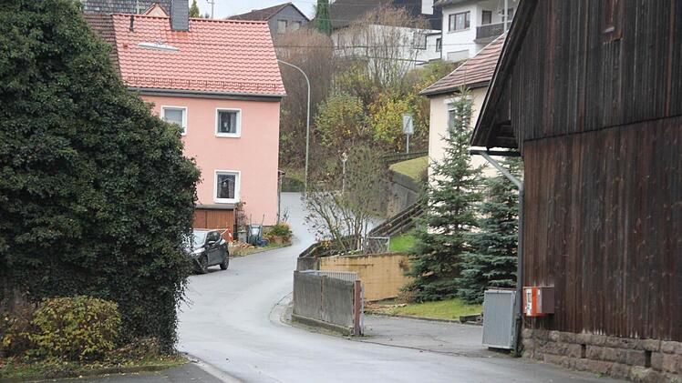 Die Wildenberger Straße in Weißenbrunn ist sehr eng.  Foto: Friedwald Schedel
