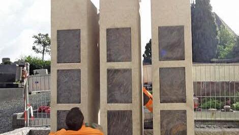 Vor zwei Jahren wurden die Urnenstelen auf dem Marktleugaster Friedhof aufgestellt. Ab 2016 soll der Gottesacker auf Wunsch der Bürger Stück für Stück schöner gestaltet werden. Foto: Archiv/privat