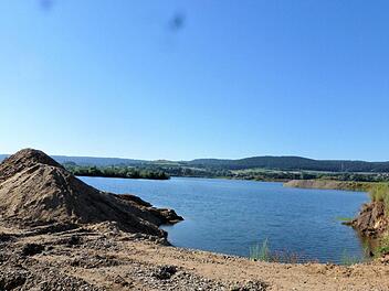 Von ausgebaggerten Wasserflächen hat die Gemeinde Sand genug. In ihrer Stellungnahme sprach sie sich am Dienstag gegenüber dem Bergamt Bayreuth eindeutig gegen ein weiteres Kiesausbeutegebiet aus. Foto: Alfons Beuerlein