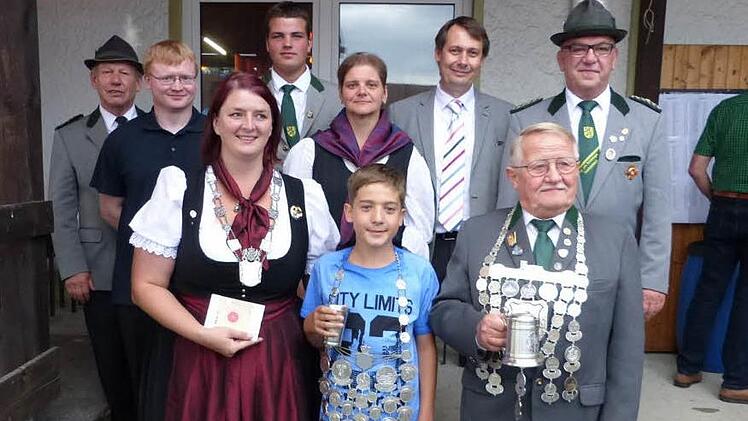 Die neuen Stadtsteinacher Majestäten mit den Vorjahresregenten, Schützenmeistern und Bürgermeister Roland WolfrumFoto: Klaus-Peter Wulf