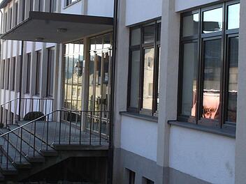 Das Vordach am Treppenaufgang zum Stadtsteinacher Schulhaus ist eine Wärmebrücke. Es soll im Zuge der energetischen Fassadensanierung abgerissen und ersetzt werden. Foto: Dagmar Besand