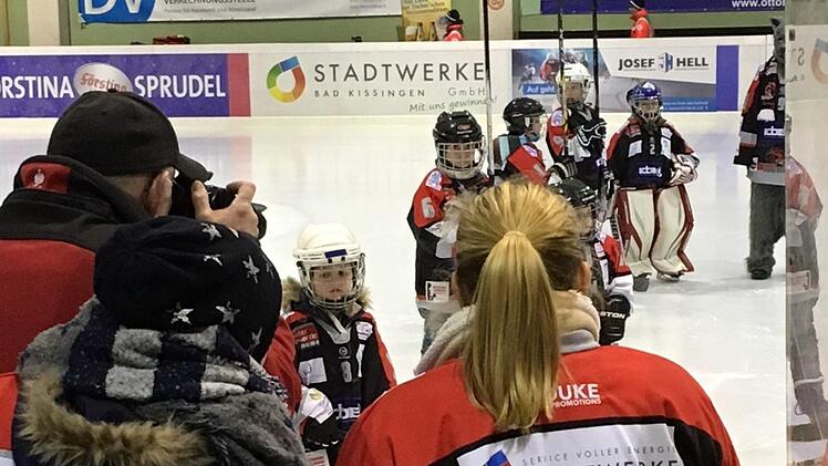 U8-Betreuerin Kati Schmitt (rechts) sorgt dafür, dass die Jungwölfe bei Heimspielen mit ihren Vorbildern aufs Eis dürfen.Jürgen Schmitt