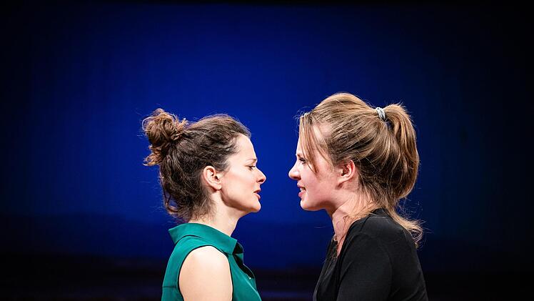 Furioses Kammerspiel: Szene aus der Coburger Erstaufführung der Komödie "Gespräch wegen der Kürbisse" in der Reithalle.Foto: Sebastian Buff