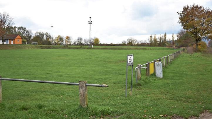 Eine Beregnungsanlage könnte in den Sommermonaten das Trockenheitsproblem auf dem Rüsselbacher Sportplatz lösen.  Foto: Petra Malbrich