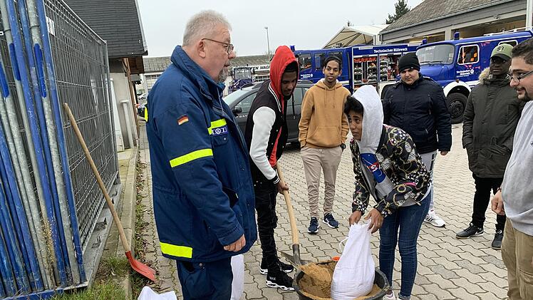 Unter den Augen von Ronny Baum&uuml;ller vom THW schaufelten die Sch&uuml;ler exakt zw&ouml;lf Kilo Sand in ein S&auml;ckchen, wie es f&uuml;r Abdichtungen bei Hochwasser genutzt wird. Sonny Adam