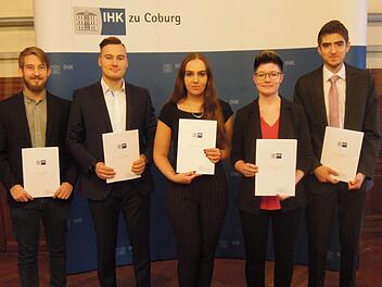 Die IHK zu Coburg ehrte Azubis, die zu den besten in Bayern gehören (von links): Manuel Meißner, Max Gruber, Saskia Volk, Saskia Lindner und  Dominik Schneider. Foto: Edwin Meißinger