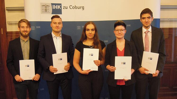 Die IHK zu Coburg ehrte Azubis, die zu den besten in Bayern gehören (von links): Manuel Meißner, Max Gruber, Saskia Volk, Saskia Lindner und  Dominik Schneider. Foto: Edwin Meißinger