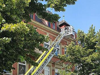 Die Forchheimer Feuerwehr demonstrierte live am nordwestlichen Rand des Paradeplatzes, warum die zwei fast 40 Jahre alten Linden künftig einer Rettung per Drehleiter im Weg stehen würden. Foto: Ronald Heck