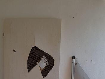 Die Tür wurde offenbar eingeschlagen, rechts daneben die Duschabtrennung. Aus rechtlichen Gründen dürfen wir keine weiteren Fotos veröffentlichen, die den Zustand der Wohnung zum Zeitpunkt der Vermietung dokumentieren. Foto: Roland Kneuer