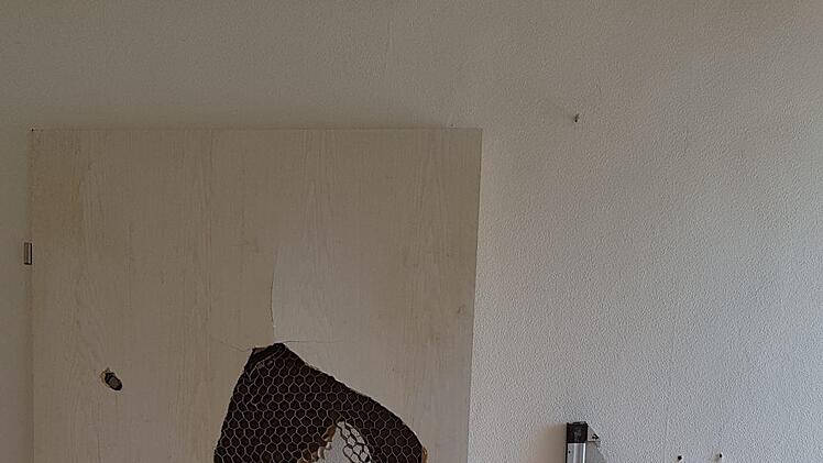 Die Tür wurde offenbar eingeschlagen, rechts daneben die Duschabtrennung. Aus rechtlichen Gründen dürfen wir keine weiteren Fotos veröffentlichen, die den Zustand der Wohnung zum Zeitpunkt der Vermietung dokumentieren. Foto: Roland Kneuer