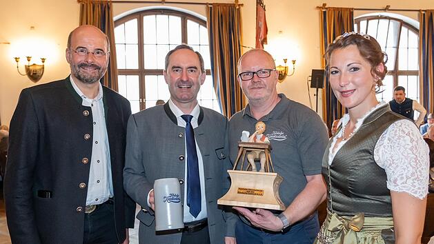 Kommunbräu-Vorstandsmitglied Alexander Matthes (Zweiter von rechts) nahm die Auszeichnung entgegen. Unser Bild zeigt ihn mit (von links) Lothar Ebbertz, Geschäftsführer des  Brauerbundes, Wirtschaftsminister Hubert Aiwanger und Bierkönigin Sarah Jäger.
