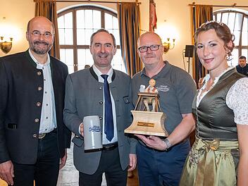 Kommunbr&auml;u-Vorstandsmitglied Alexander Matthes (Zweiter von rechts) nahm die Auszeichnung entgegen. Unser Bild zeigt ihn mit (von links) Lothar Ebbertz, Gesch&auml;ftsf&uuml;hrer des  Brauerbundes, Wirtschaftsminister Hubert Aiwanger und Bierk&ouml;nigin Sarah J&auml;ger.