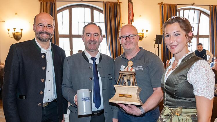 Kommunbräu-Vorstandsmitglied Alexander Matthes (Zweiter von rechts) nahm die Auszeichnung entgegen. Unser Bild zeigt ihn mit (von links) Lothar Ebbertz, Geschäftsführer des  Brauerbundes, Wirtschaftsminister Hubert Aiwanger und Bierkönigin Sarah Jäger.