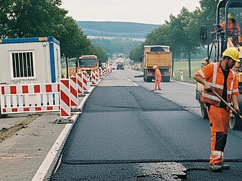Bauarbeiten auf einer Bundesstraße im Zuge einer Sanierung. Die Straße erhält einen neuen Asphalt.