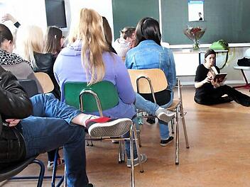 Antonia Michaelis begeisterte die Höchstadter Realschüler mit einer Lesung. Foto: Johanna Blum