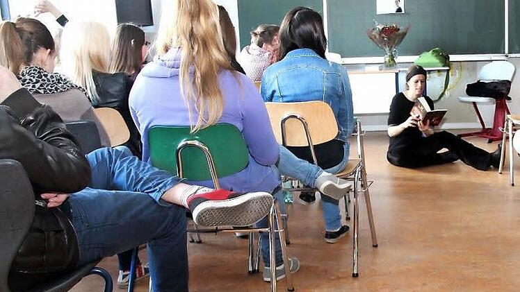 Antonia Michaelis begeisterte die Höchstadter Realschüler mit einer Lesung. Foto: Johanna Blum