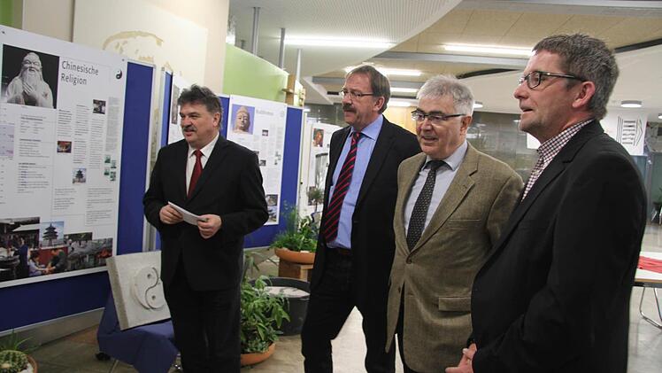 Bei der Vernissage staunten (von links) Landrat Klaus Peter Söllner, Bürgermeister Stefan Schaffranek, Schulleiter Joachim Meier und Kreisjugendpfleger Jürgen Ziegler über die vielen Facetten der Religionen.